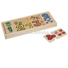 Fruta de madeira das crianças e número combinam acima do brinquedo do enigma